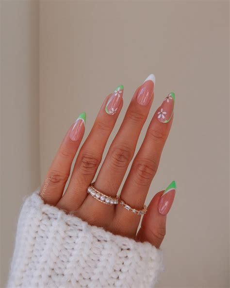 33 Daisy Nails That Are Cute And Inspiring