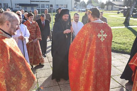 Света архијерејска Литургија у касарни „Козара“ | Епархија Бихаћко ...