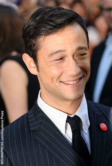 Joseph Gordon-Levitt smiles on the red carpet | Toronto International ...