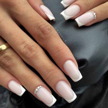 Unghie bianco latte: la manicure neutra e senza tempo