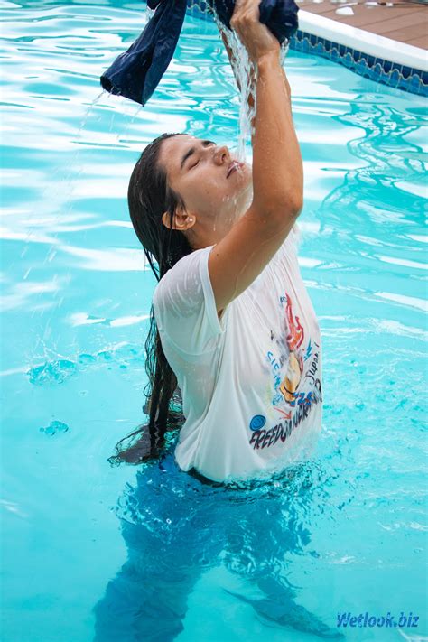 Wetlook girl swimming fully clothed in Pool : r/WetGirlsWetlook