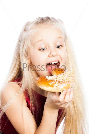 Фотография на тему Девочка кусает круассан | PressFoto