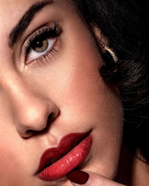 Choosing hairstyles with a part on the side can balance your facial features 14