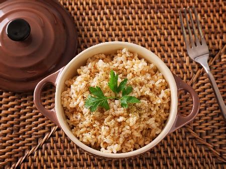 Кафяв ориз с телешки бульон и чесън на прах на фурна
