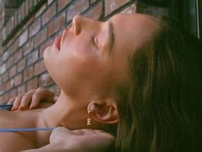 Elsie Hewitt Sexy And Sultry Balcony Photoshoot - AZNude