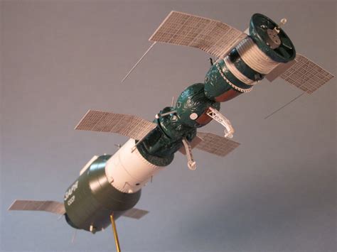 Internet Modeler New Ware 1/144 Salyut 1 Space Station with Soyuz 11
