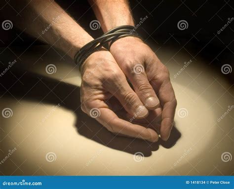 связанные руки стоковое фото. изображение насчитывающей мужчина - 1418134