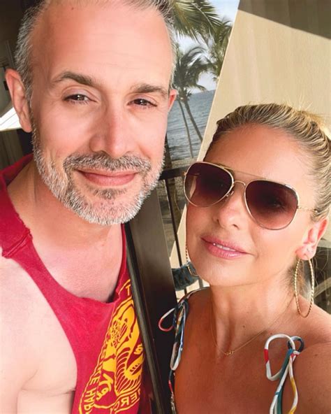 sarah michelle gellar calls  howard sterns marriage doubt