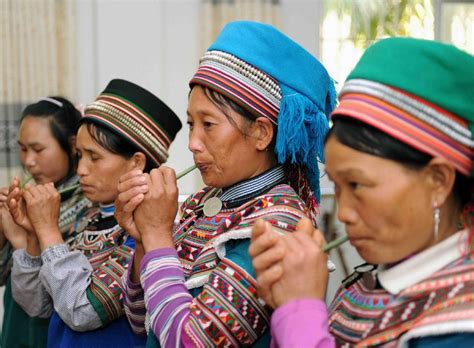 Hani women rehearse for folk dance[3]- Chinadaily.com.cn