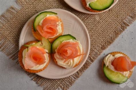 Крекеры с красной рыбой и творожным сыром – простой и вкусный рецепт с ...