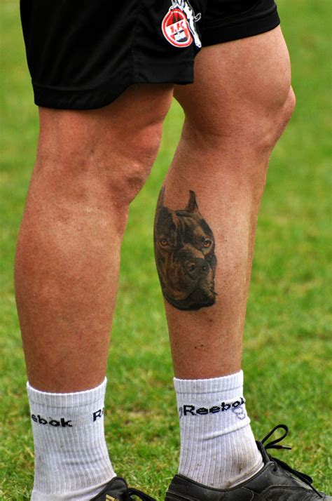 mann mit roten laufschuhen mit tattoo ming hatz creative commons bilder