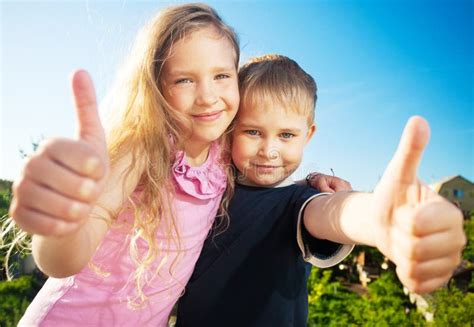 Bambini felici fotografia stock. Immagine di soltanto - 41839840