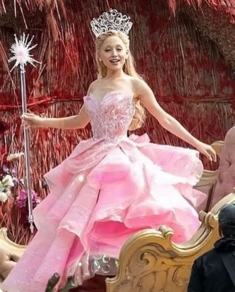 I LOVE her! 🩷🌺👑🪄 | Ariana grande, Ariana, Glinda the good witch