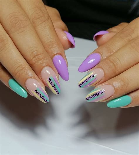 Uñas punta almendra en lima y verde pastel | Manicura de uñas, Uñas ...