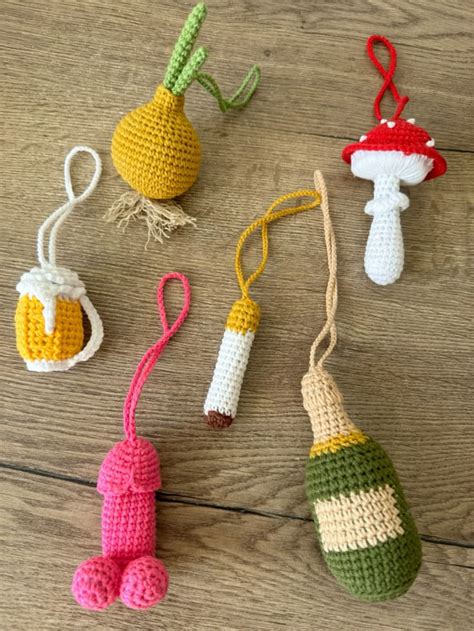 Вязаные брелоки/ обвесы на сумку in 2024 | Knitting, Knitted, Keychain