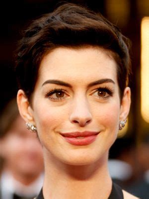 Anne Hathaway's beauty at the 2014 Oscars | Green beauty skincare, Celebrity makeup artist ...