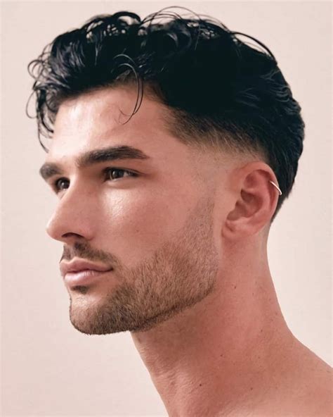 Man with a temple fade haircut | Capelli uomo lunghi sopra, Capelli ...