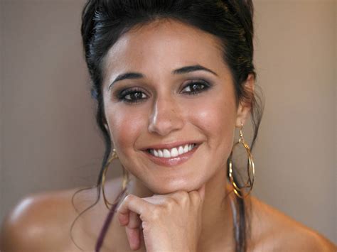 Emmanuelle Chriqui's Instagram, Twitter & Facebook on IDCrawl