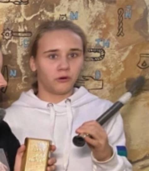 Создать мем "олеся рушницкая калининград, олька, поговори с микрофоном ...