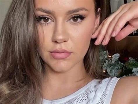 Девушка с морщинами снялась после нанесения макияжа и удивила ...