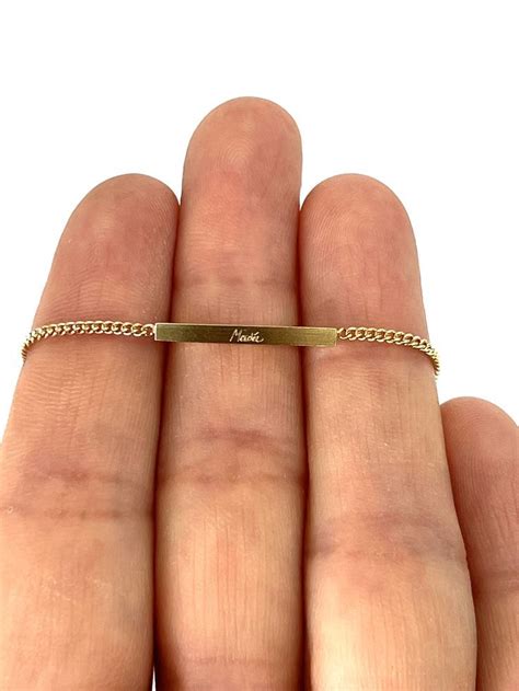 Baby armbandje met gegraveerd plaatje in het handschrift van de meter ...