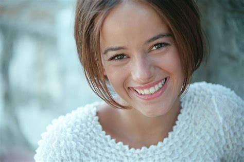 Французская певица Alizee в белом свитере - обои для рабочего стола ...