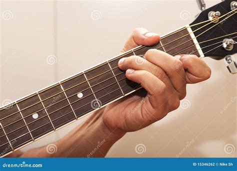 de snaar  van de gitaar stock foto image  spelen