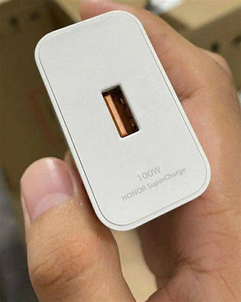100-ваттная зарядка Honor SuperCharge во всей красе. Живое фото ...