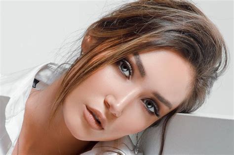 Classify Uzbek actress Yulduz Rajabova