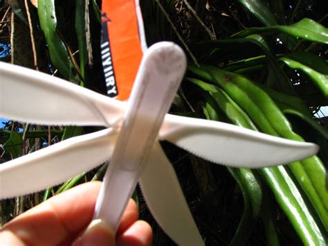 plastic knife dragonfly Easy Recycled Crafts, Reuse Crafts, Recycled ...