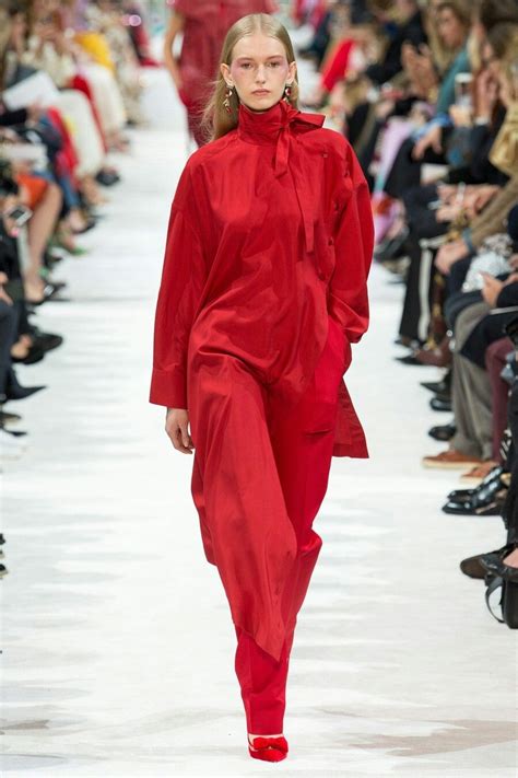 Look 33, Valentino Spring 2018 Ready-to-Wear | Fashion show, Victoria ...