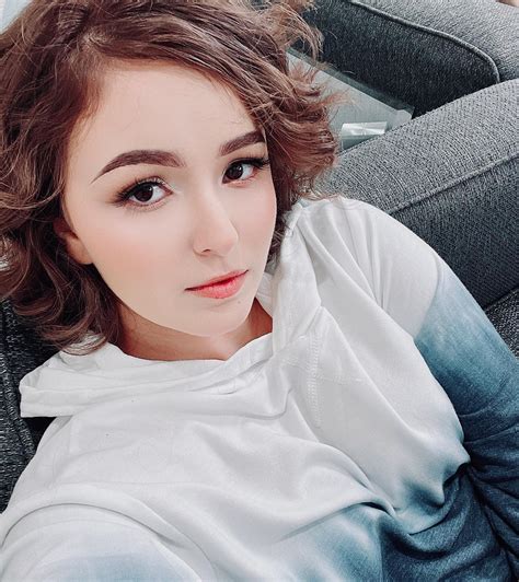 癡女再現！鄰家系甜心自帶風騷色氣 身分切換「撩衣露乳」尺度很可以-小濕妹圖