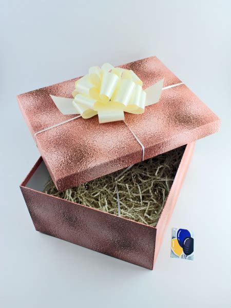 Подарочная коробка 35*27*15,5 с бантом, открыткой и наполнителем ...