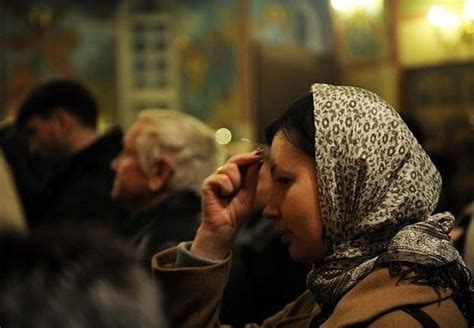 Как правильно креститься православным в церкви и дома