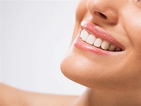 Labbra Gonfie: cause e rimedi dell'edema labiale - NIVEA