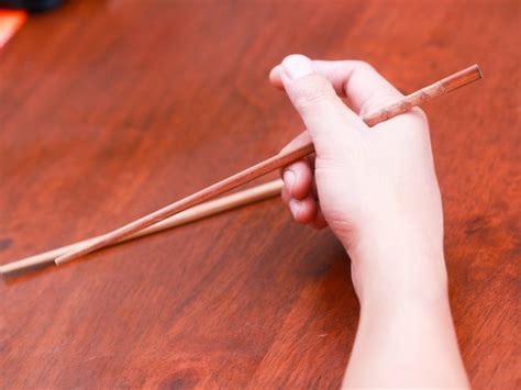 Как правильно держать палочки для суши? Инструкция, как научиться