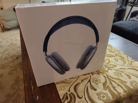 Bought from Best Buy open box, but was given a brand new pair instead ...