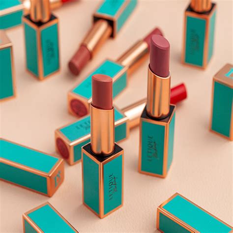Матовая губная помада MATTE LIPSTICK