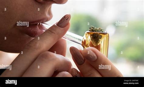 Fumar cannabis por cristal tubo amarillo closeup. Actualmente la ...