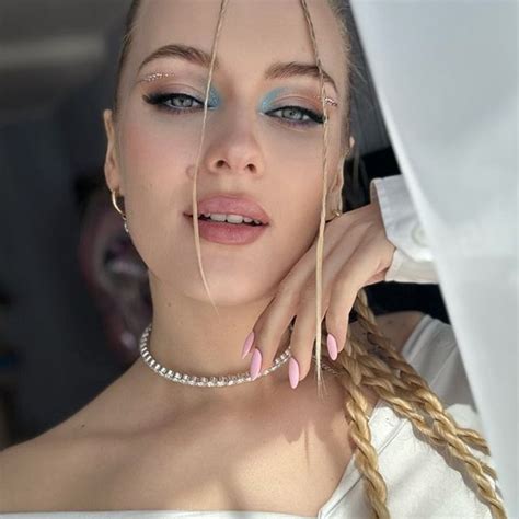 Аня Дубошей • UGC & lashmaker (@duboshey) • Threads, Say more