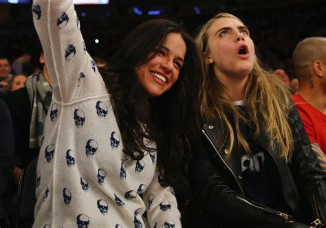 Cara Delevingne in topless bacia Michelle Rodriguez (FOTO)