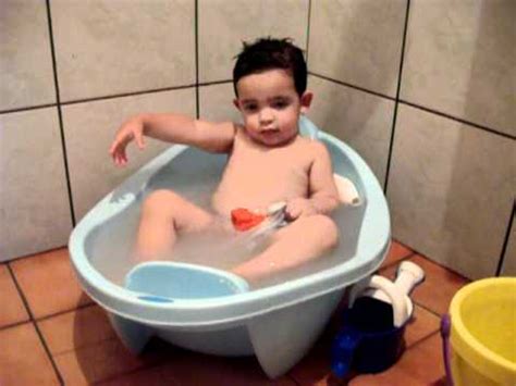 Brincando na banheira - YouTube