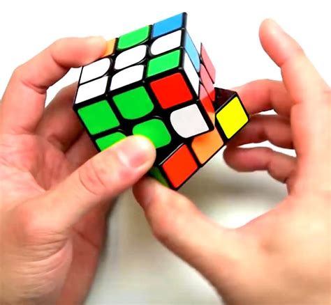 Come risolvere il Cubo di Rubik: soluzione, guida e mosse - Spettegolando