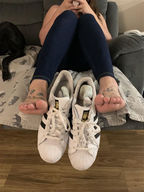 Choose your treat: Suck my sweaty toes or sniff my stinky sneakers 🥵