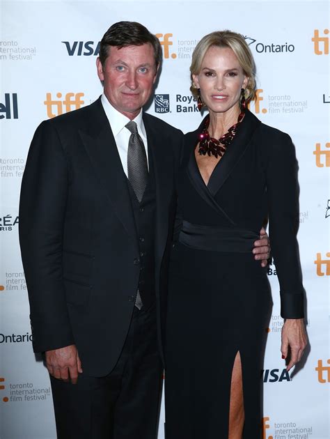 Wayne Gretzky and Janet Jones’ Big Family Captured In One Snap To Mark