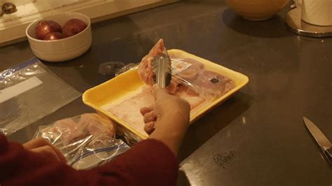 Bacteria on raw chicken? The government allows it, but you can ...