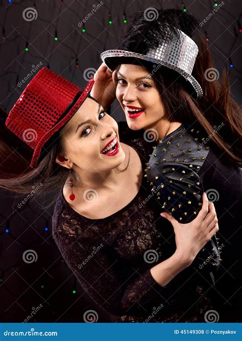 Mujeres De Las Lesbianas Que Bailan En Partido Foto de archivo - Imagen