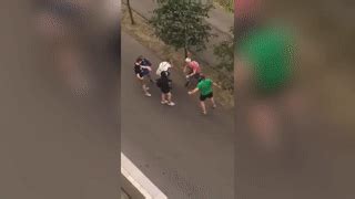 Привил вкус кулаками. В Москве курьер избил подростка из-за необычной ...