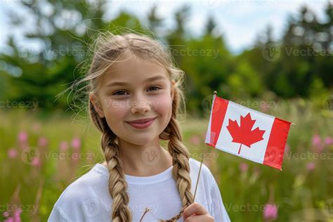 linda niña con canadiense banderas en su manos en naturaleza paisaje