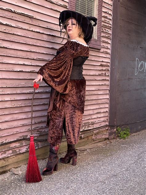 Brown velvet Renaissance dress-boss Wench-cosplay-medieval-witch ...